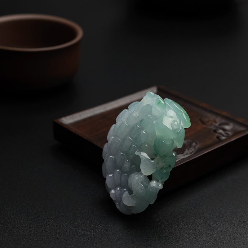 糯种飘绿翡翠苦尽甘来吊坠-红掌柜