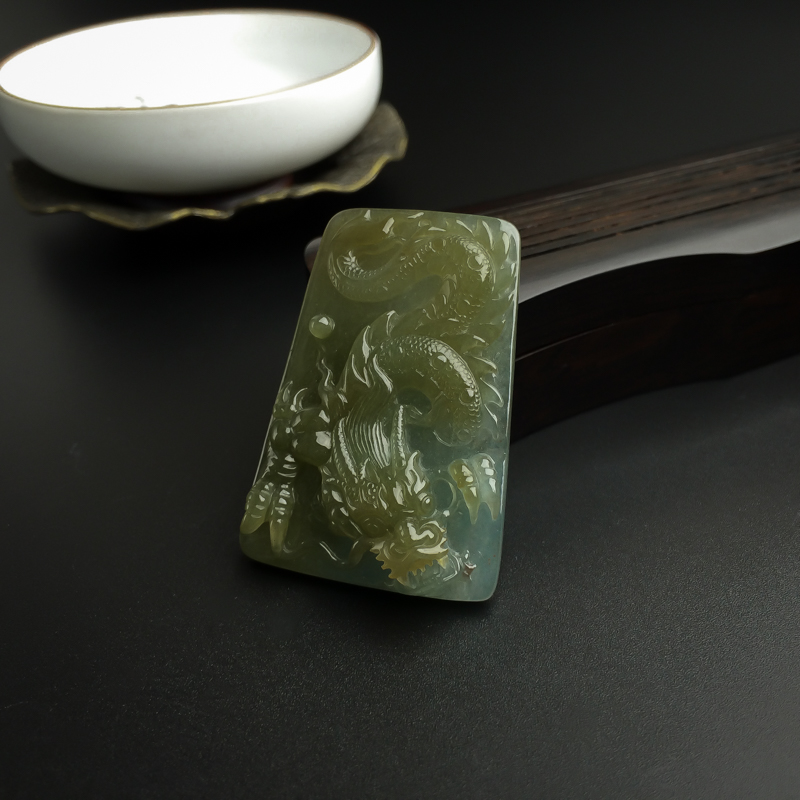 糯种翡翠龙牌吊坠-红掌柜