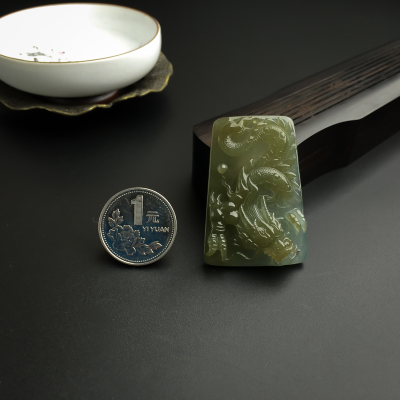 翡翠龙牌吊坠-红掌柜