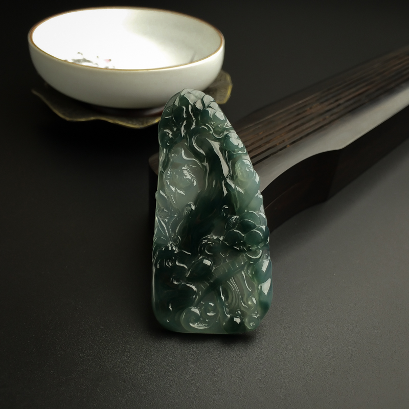 冰糯种油青翡翠巧雕戏玩吊坠-红掌柜