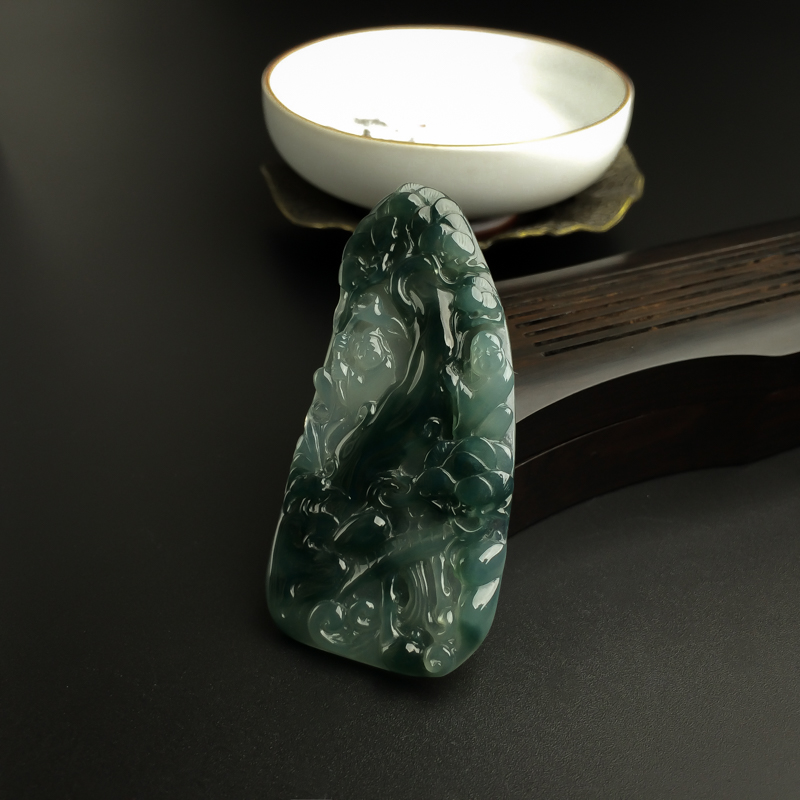 冰糯种翡翠巧雕戏玩吊坠-红掌柜