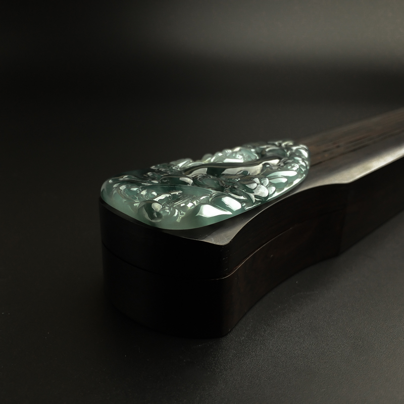 翡翠巧雕戏玩吊坠-红掌柜