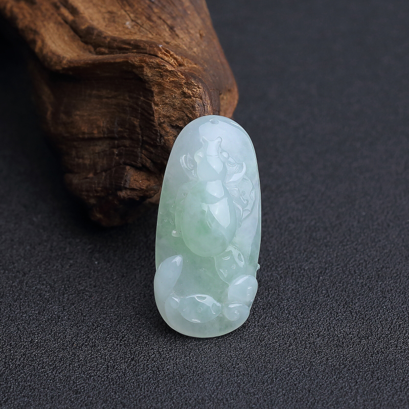 缅甸天然糯种浅绿翡翠天牛吊坠 - 红掌柜