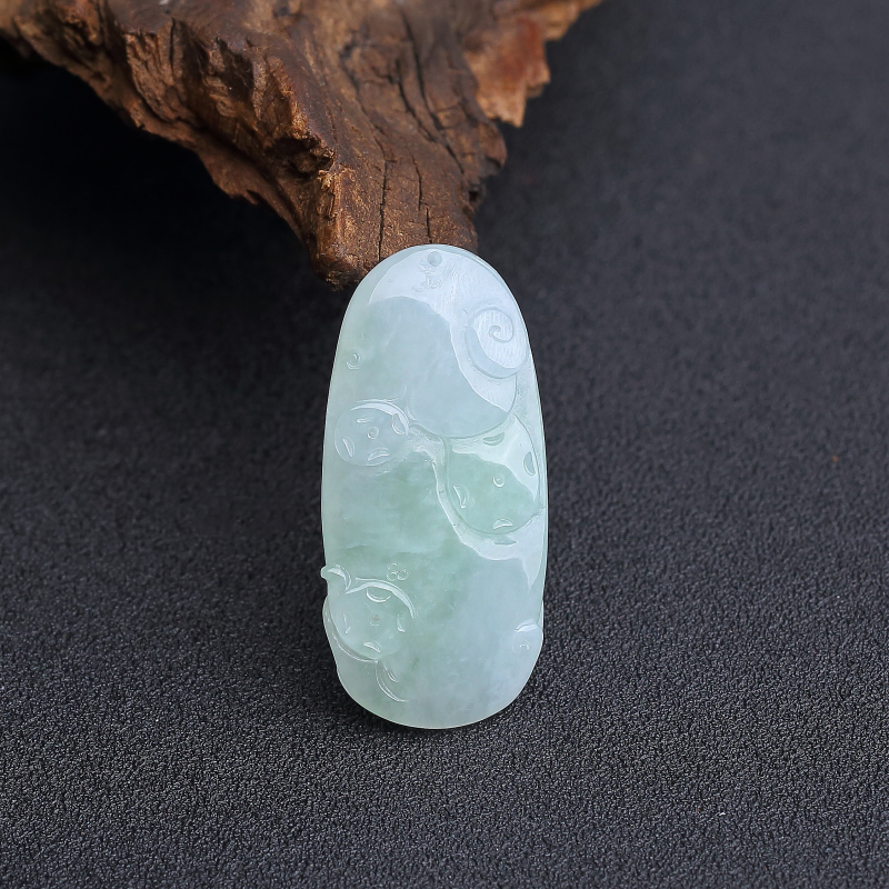 浅绿翡翠天牛吊坠 - 红掌柜