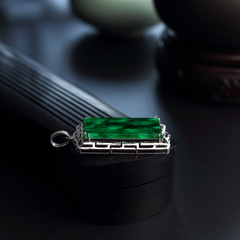 18K金镶糯种飘墨绿翡翠吊坠-红掌柜