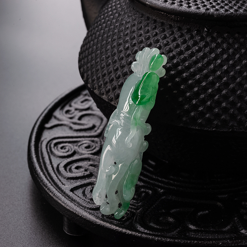 天然糯种飘绿翡翠人参吊坠-红掌柜