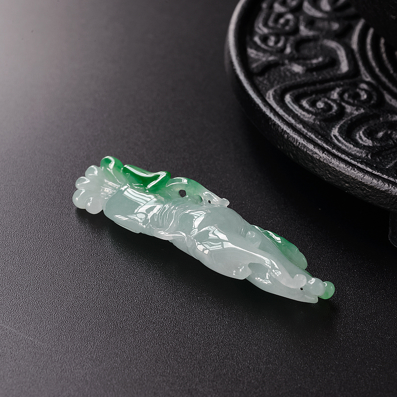 糯种飘绿翡翠人参吊坠-红掌柜