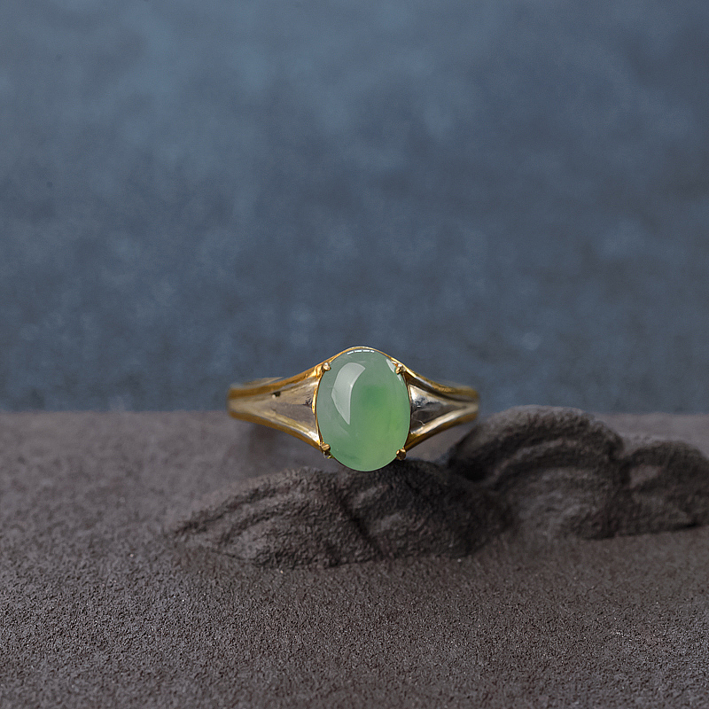 糯冰种浅绿翡翠戒面-红掌柜