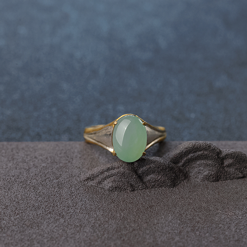 糯冰种浅绿翡翠戒面-红掌柜