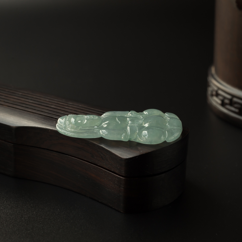 缅甸天然糯种浅绿翡翠吊坠-红掌柜