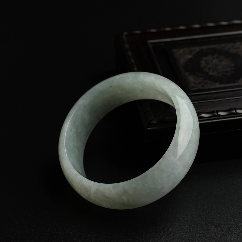 57#浅绿翡翠手镯-红掌柜