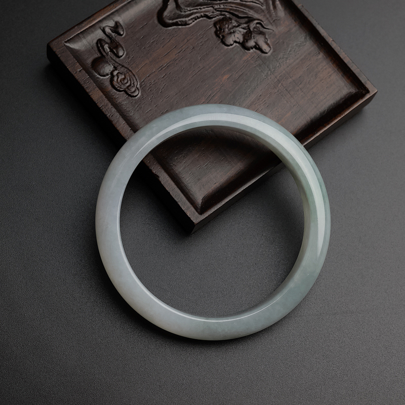 缅甸天然糯种浅绿翡翠手镯-红掌柜