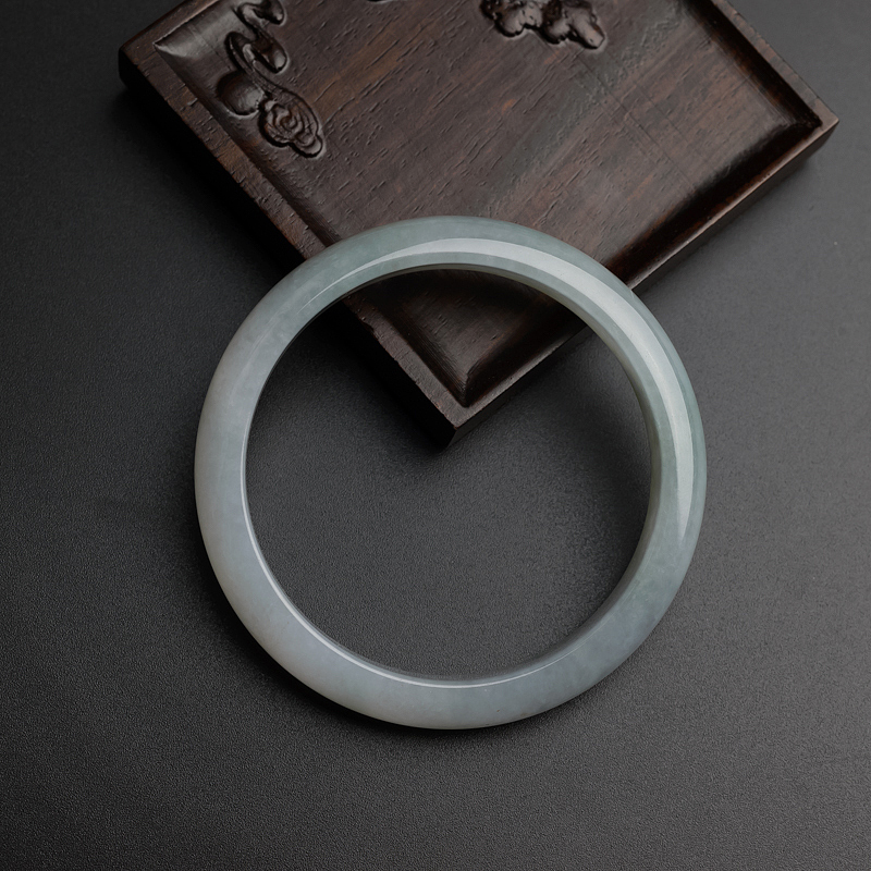 浅绿翡翠手镯-红掌柜