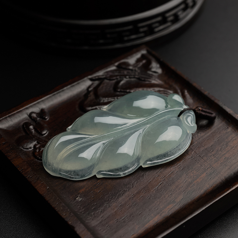 浅绿翡翠叶子吊坠-红掌柜