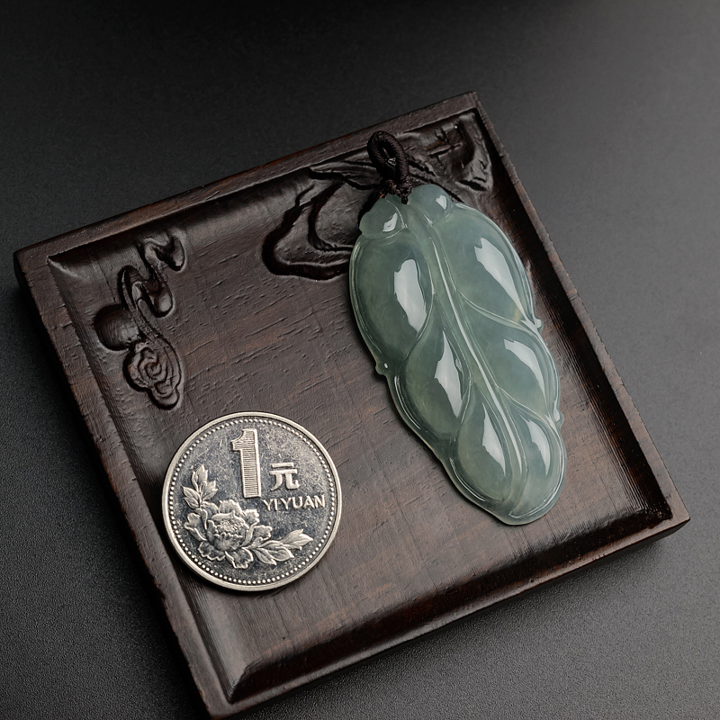 缅甸冰糯种淡绿翡翠吊坠-红掌柜