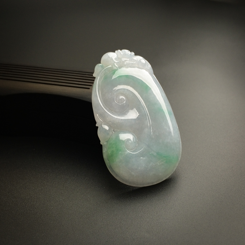 天然糯种飘绿翡翠如意吊坠-红掌柜