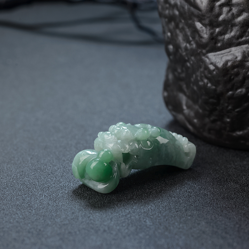 糯种飘翠翡翠龙头摆件-红掌柜