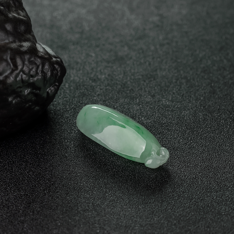 缅甸天然豆种飘翠翡翠吊坠-红掌柜