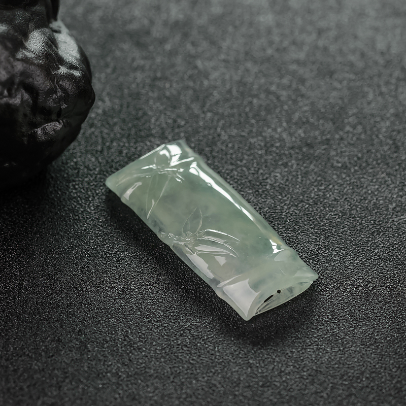 缅甸天然糯冰种浅绿翡翠吊坠-红掌柜