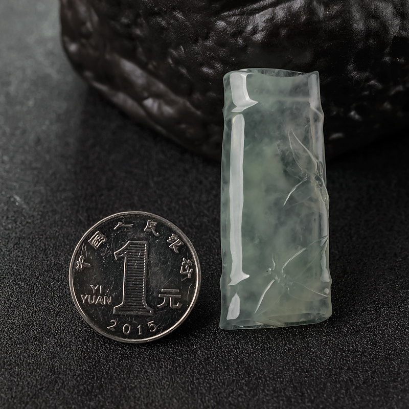 糯冰种浅绿翡翠吊坠-红掌柜