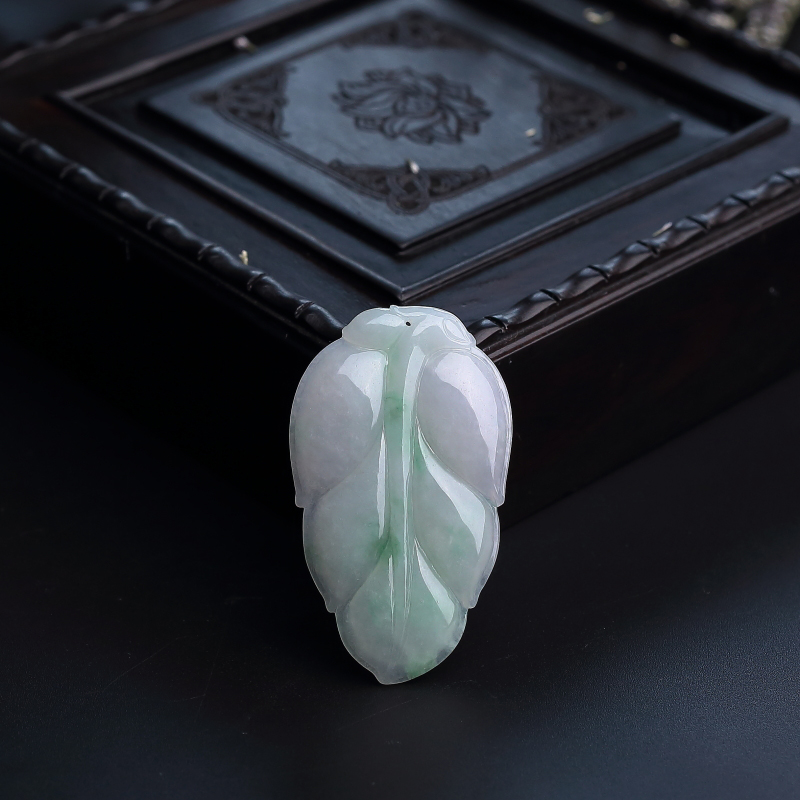 糯种飘绿翡翠叶子吊坠-红掌柜