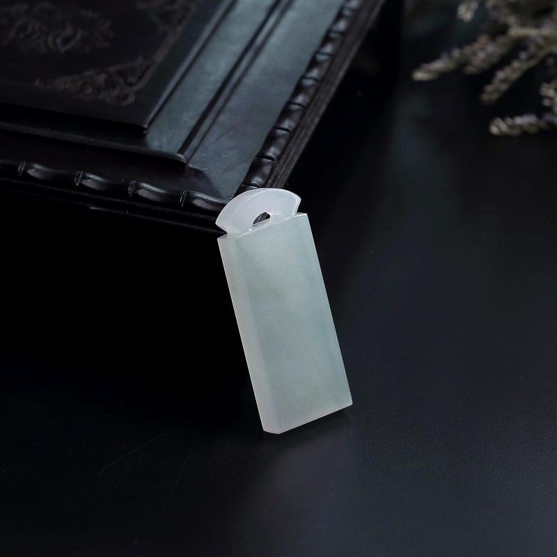 浅绿翡翠无事牌吊坠-红掌柜