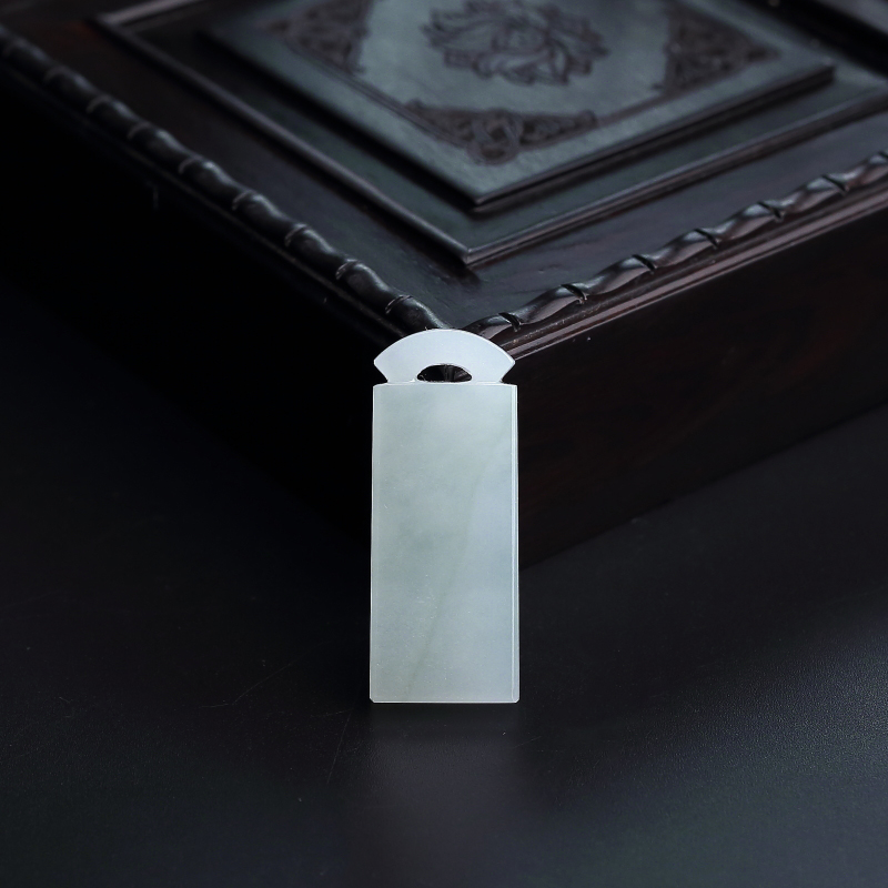 翡翠无事牌吊坠-红掌柜