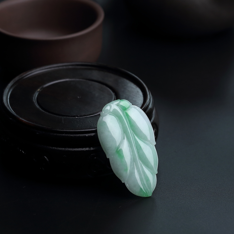 天然糯种飘绿翡翠叶子吊坠-红掌柜