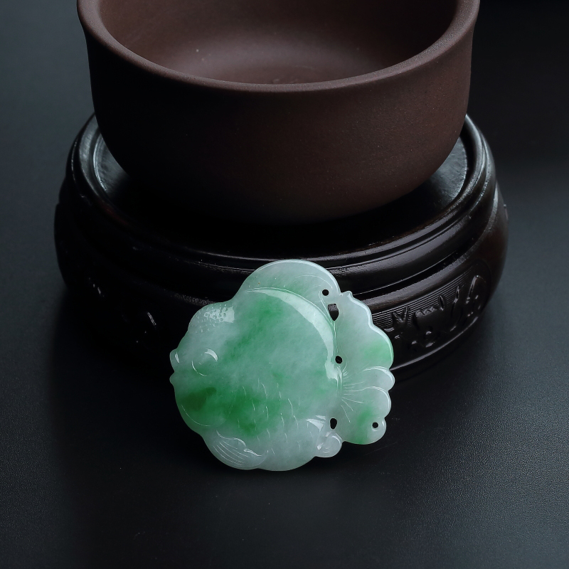 缅甸天然糯种飘绿翡翠金鱼吊坠-红掌柜