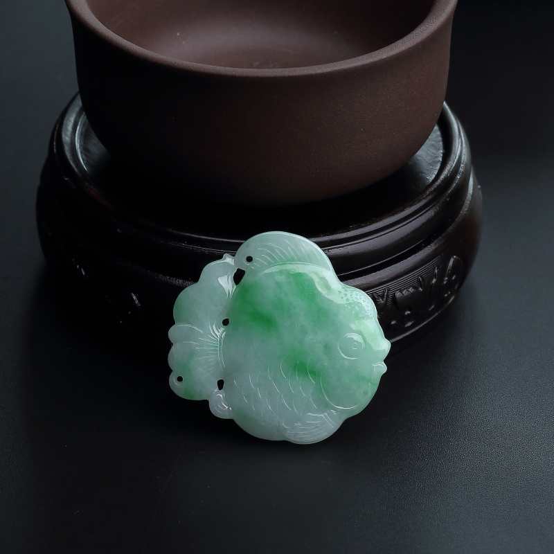 天然糯种飘绿翡翠金鱼吊坠-红掌柜