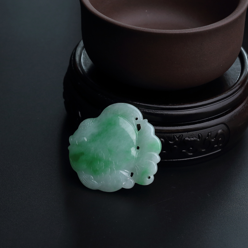 缅甸天然飘绿翡翠金鱼吊坠-红掌柜