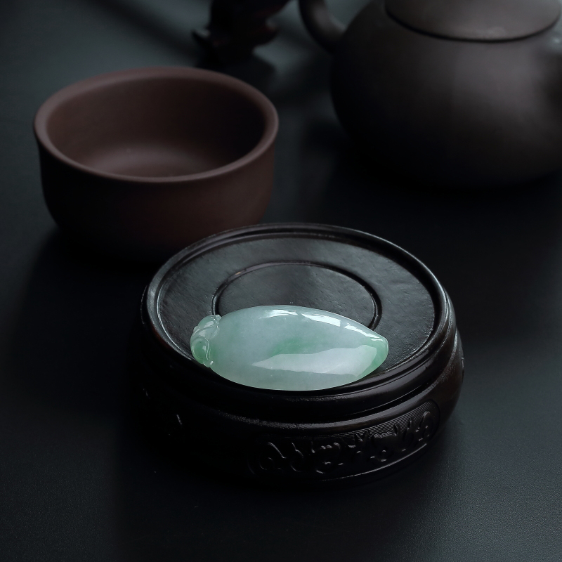 缅甸天然糯种浅绿翡翠吊坠-红掌柜