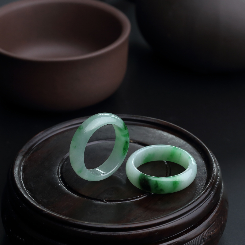 糯种飘绿翡翠戒指-红掌柜