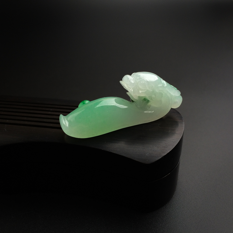 天然糯种飘绿翡翠龙钩吊坠-红掌柜