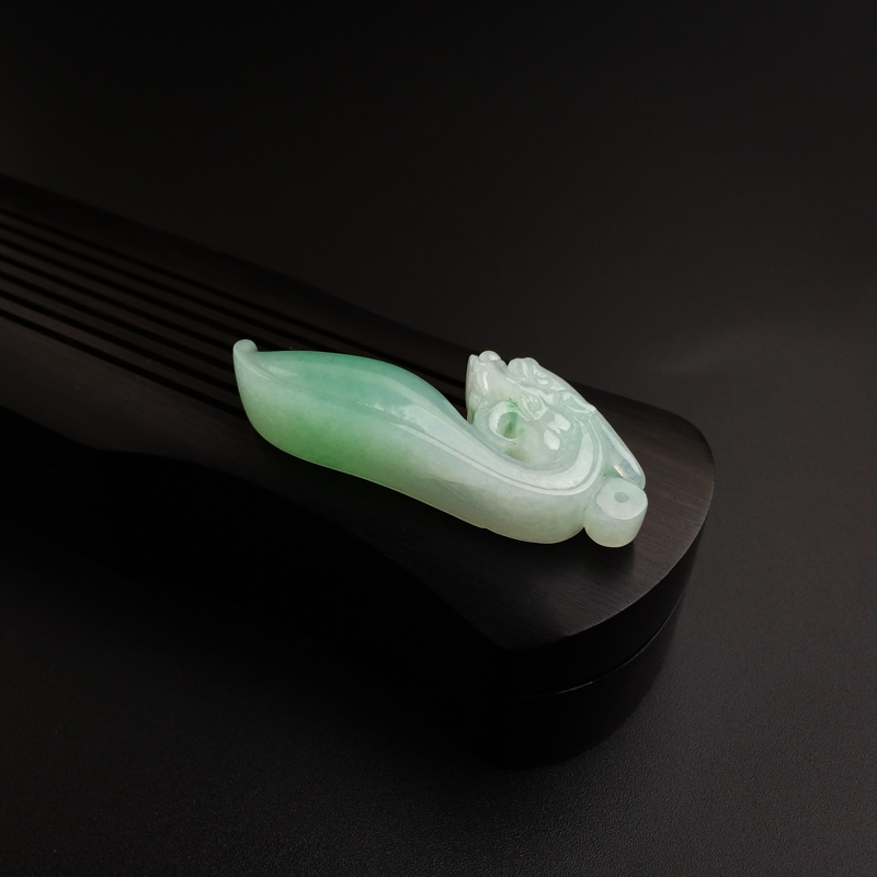 缅甸糯种飘绿翡翠龙钩吊坠-红掌柜