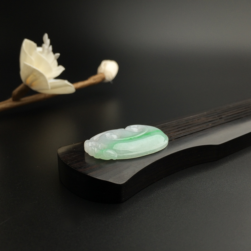 糯种飘绿翡翠吊坠-红掌柜