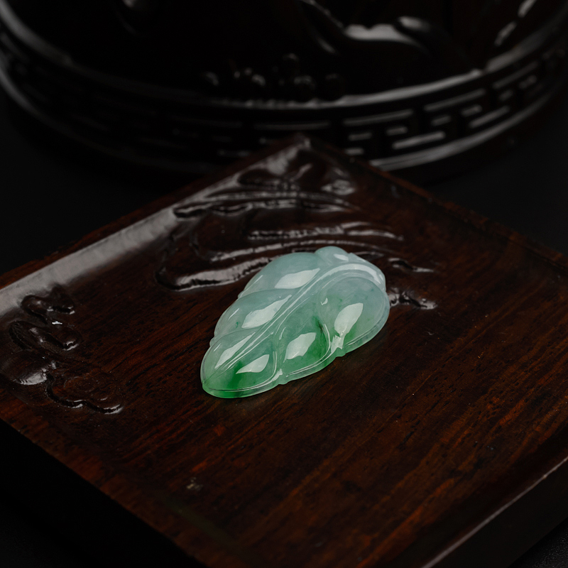 糯种飘绿翡翠吊坠-红掌柜