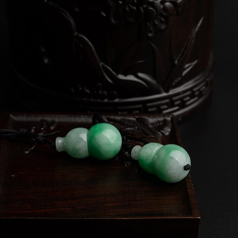 糯种浅绿翡翠葫芦吊坠-红掌柜