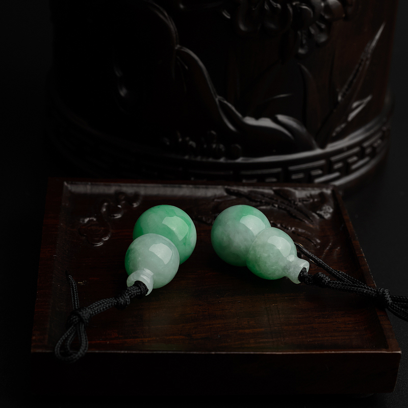 糯种浅绿翡翠吊坠-红掌柜