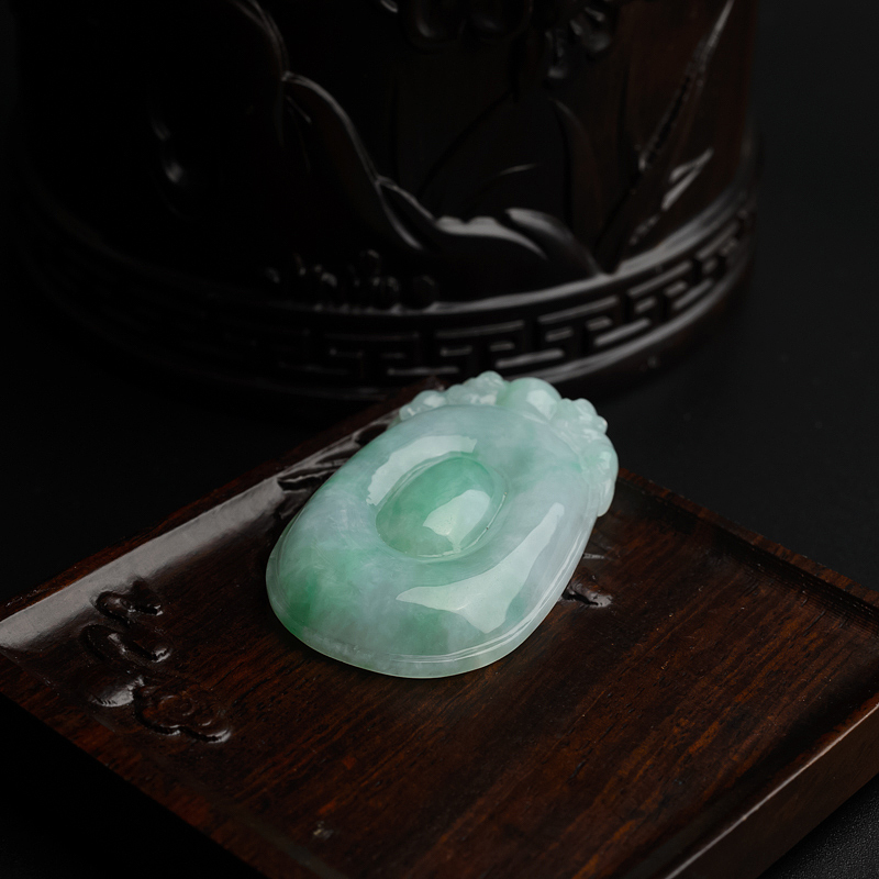 糯种浅绿翡翠吊坠-红掌柜