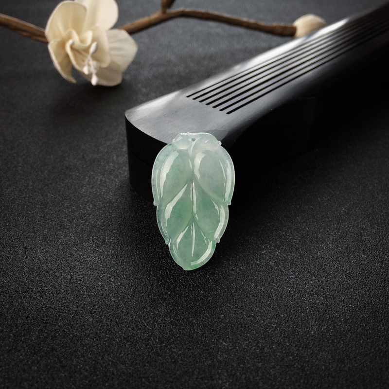 糯种淡绿翡翠吊坠 - 红掌柜