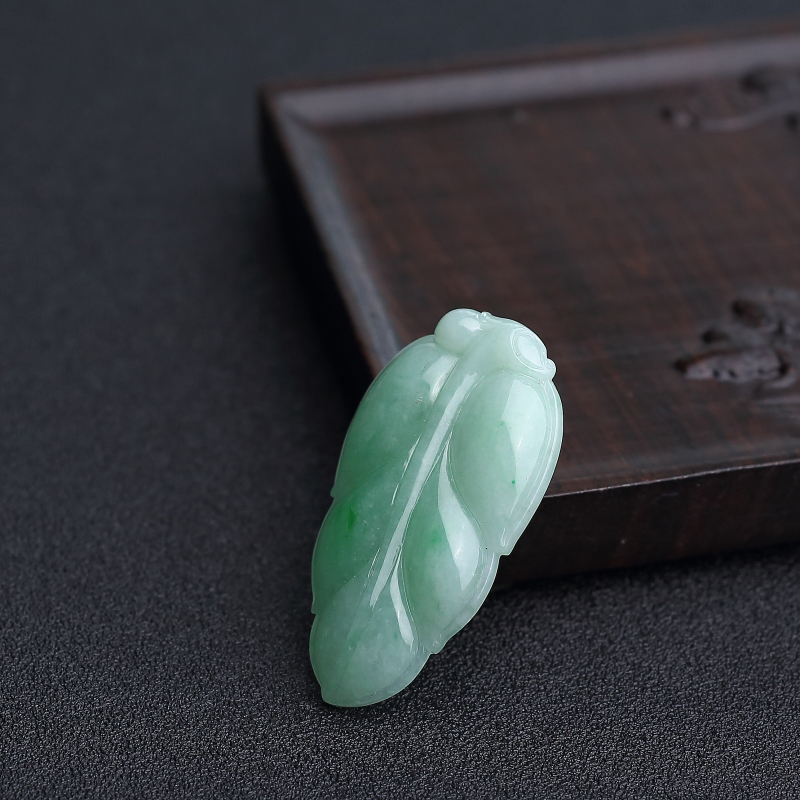 浅绿翡翠金枝玉叶吊坠-红掌柜