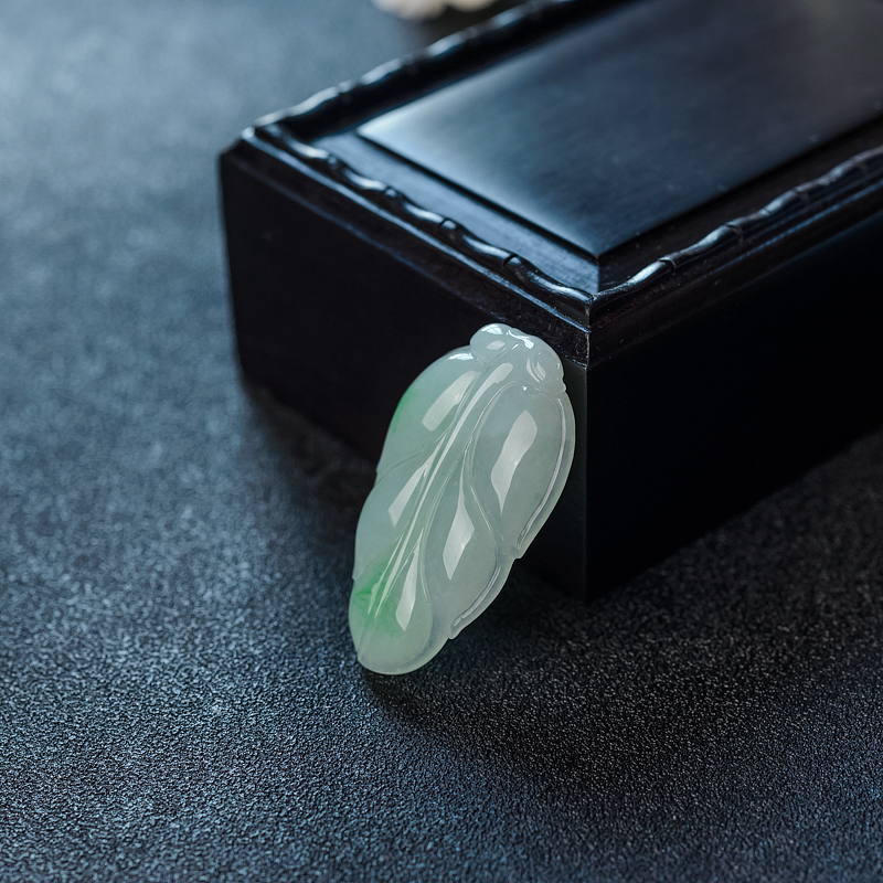 飘绿翡翠叶子吊坠-红掌柜