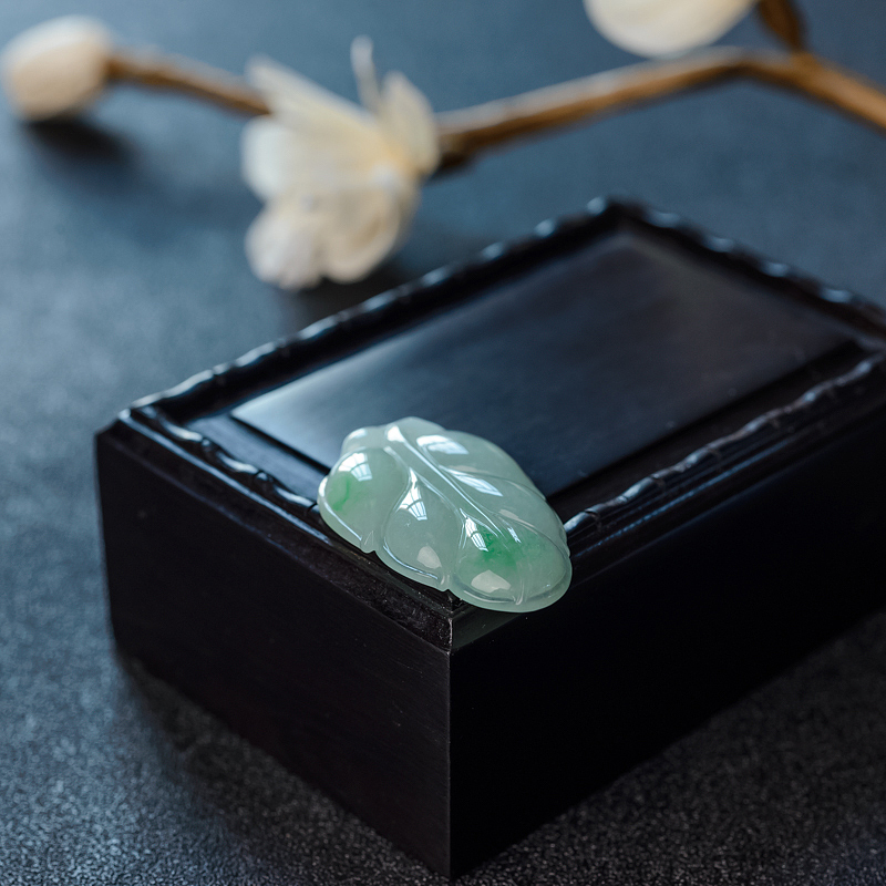 糯种飘绿翡翠吊坠-红掌柜