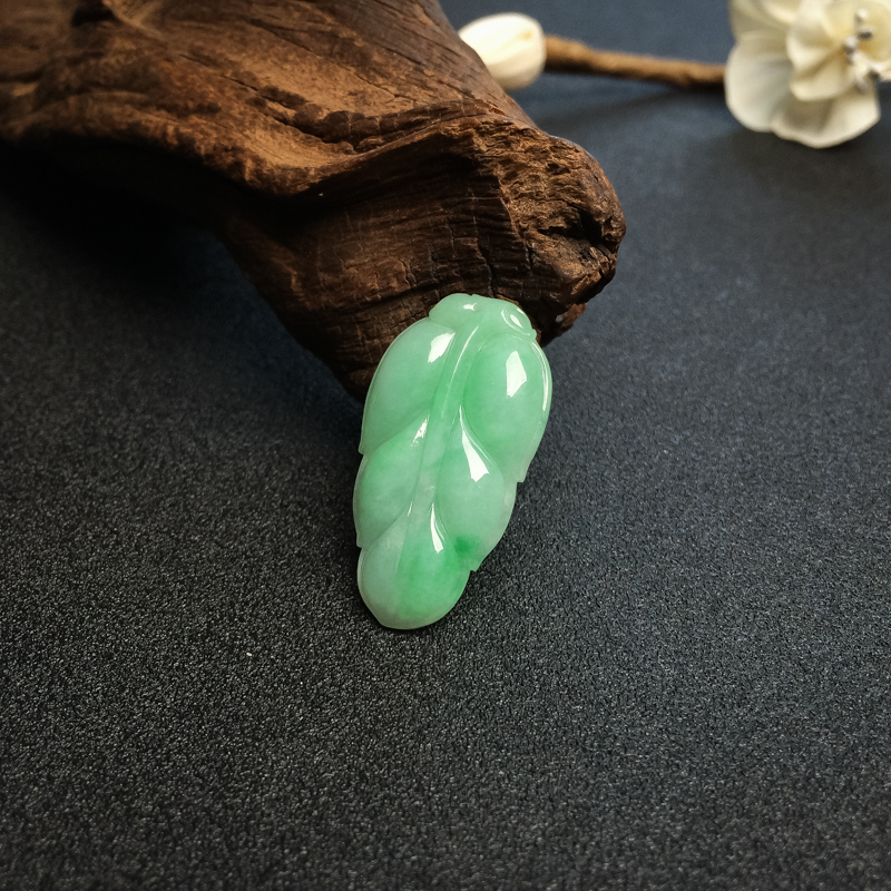 糯种浅绿翡翠叶子吊坠 - 红掌柜