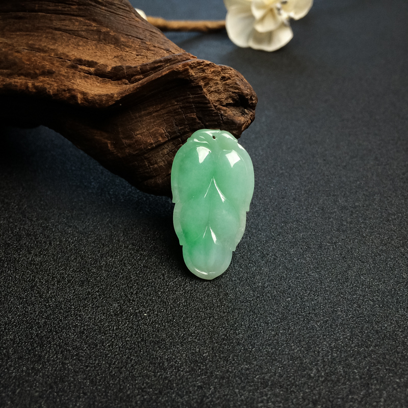 浅绿翡翠叶子吊坠 - 红掌柜