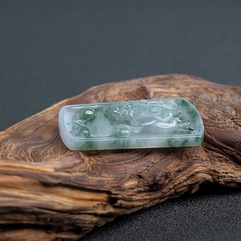 缅甸天然糯种翡翠狮子吊坠-红掌柜