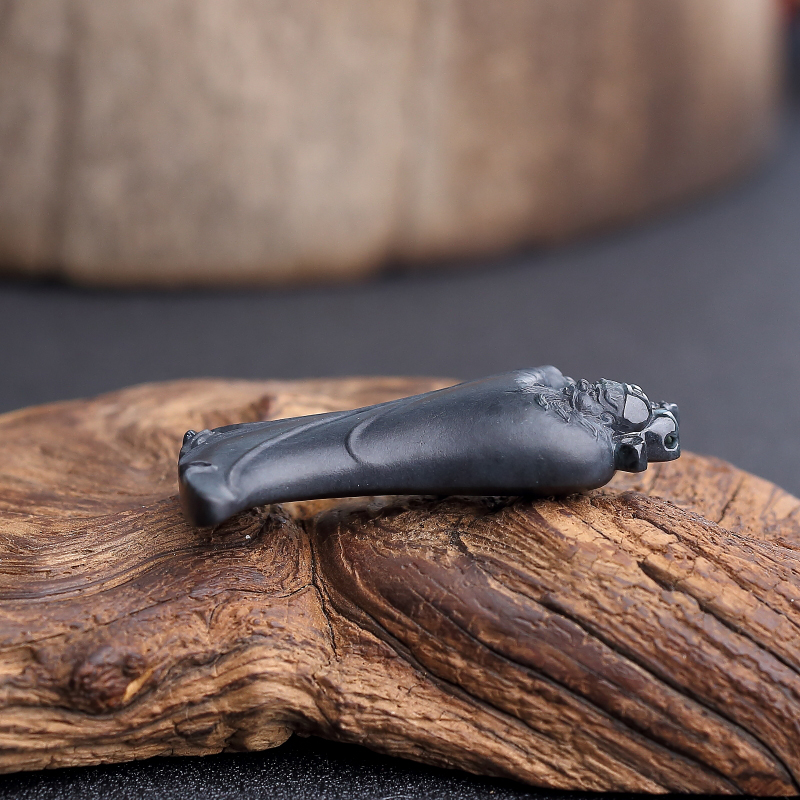 缅甸天然乌鸡种翡翠摆件-红掌柜