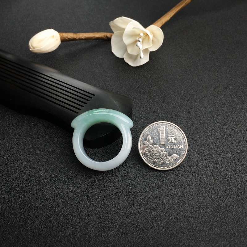 天然糯种浅绿翡翠戒指 - 红掌柜