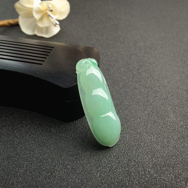 天然糯种浅绿翡翠福豆吊坠 - 红掌柜
